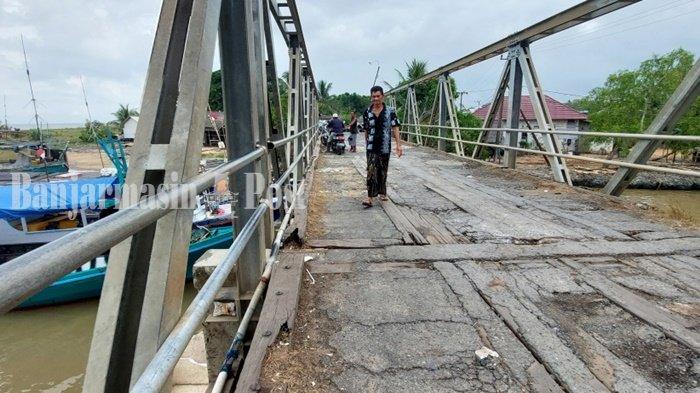Permukaan Jembatan di Kualatambangan Kabupaten Tala Rusak Parah, Makin Goyang Saat Dilintasi Mobil