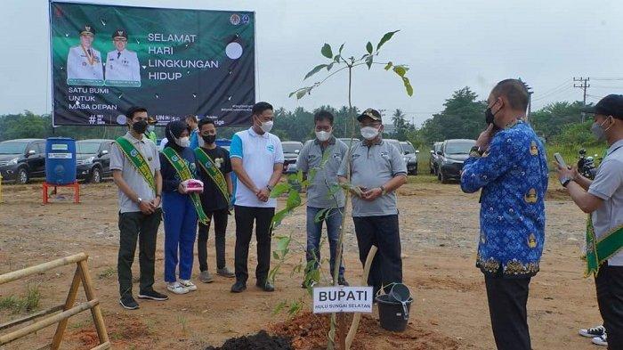 Peringati Hari Lingkungan Hidup Sedunia, 180 Pohon Tabebuya Ditanam di Kompleks Islamic Center HSS