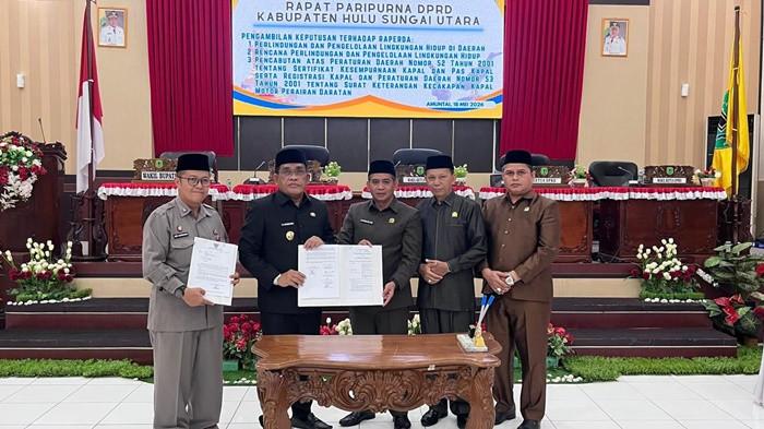 Penandatangan tiga raperda di dprd hsu