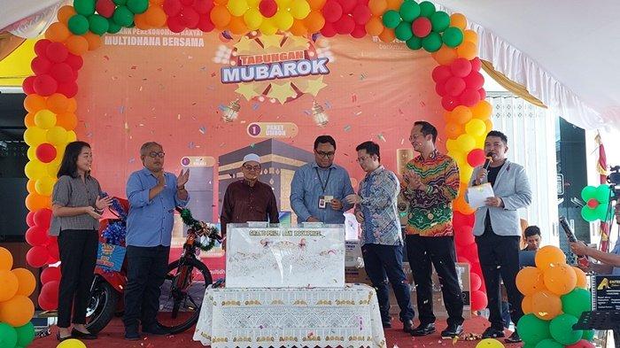 Rajin Menabung di BPR Multidhana Bersama, Sri Supartini Raih Hadiah Umrah