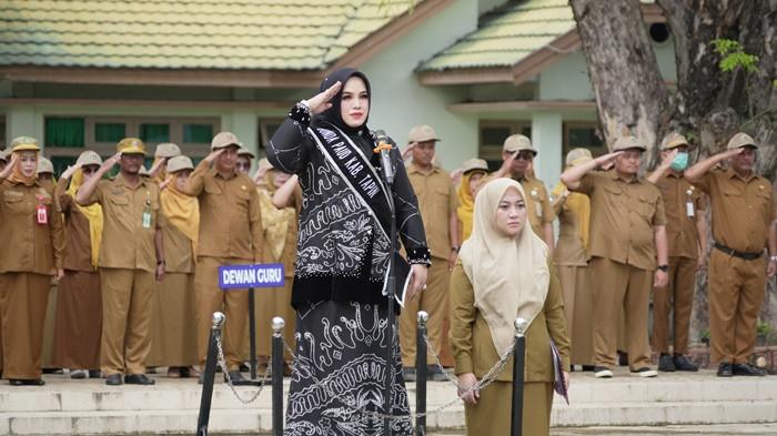 PENCEGAHAN PERKAWINAN ANAK- Ketua TP PKK Tapin, Hj Faridah Yamani saat kegiatan Safari Pendidikan dalam rangka kampanye pencegahan perkawinan anak untuk menurunkan stunting, di SMA Negeri 1 Rantau, Senin (6/10/2025).