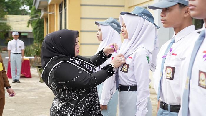 PENCEGAHAN PERKAWINAN ANAK- Ketua TP PKK Tapin, Hj Faridah Yamani saat kegiatan Safari Pendidikan dalam rangka kampanye pencegahan perkawinan anak untuk menurunkan stunting, di SMA Negeri 1 Rantau, Senin (6/10/2025).