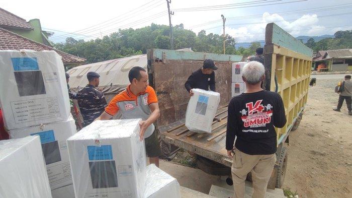 KPU Kotabaru Mulai Distribusikan Logistik Pilkada 2024, Pastikan H-1 Sampai di PPS Desa
