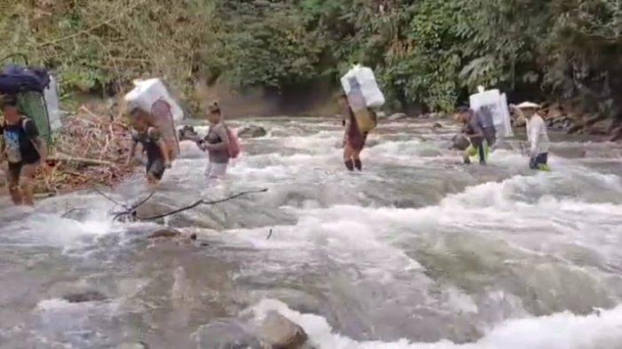 Antar Logistik Pemilu, Polisi di Malinau Kaltara Harus Lewati Arus Deras Sungai Selama 22 Jam
