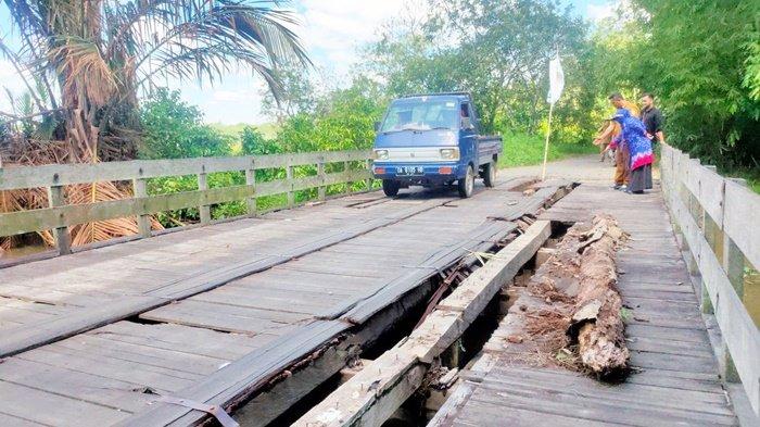 Anggota Komisi III DPRD Kabupaten Balangan Erly Satriana Harapkan Jembatan Segera Diperbaiki