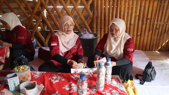 Pengelolaan limbah anorganik di bank sampah dilakukan sepenuhnya oleh warga