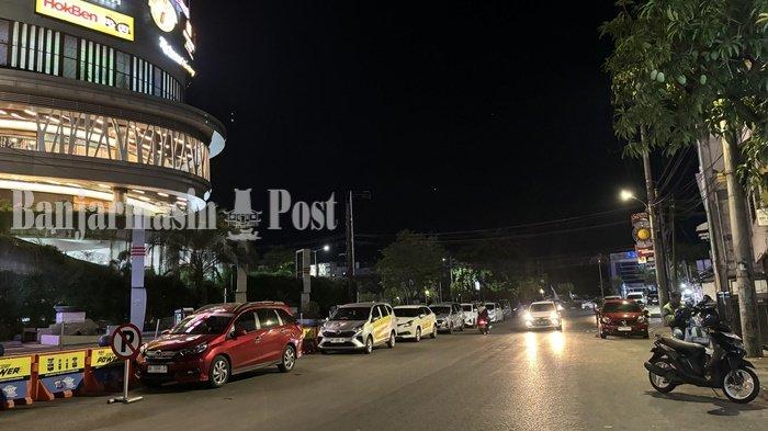 Rambu Larangan Parkir Diabaikan, Pengemudi Parkir di Sepanjang Jalan Simpang Ulin Banjarmasin