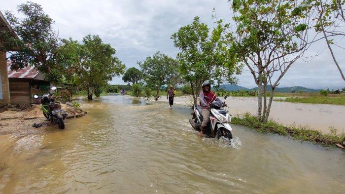 Banjir di Kalsel - Air Berarus Deras Selubungi Jalan Menuju Desa Panjaratan Tanahlaut