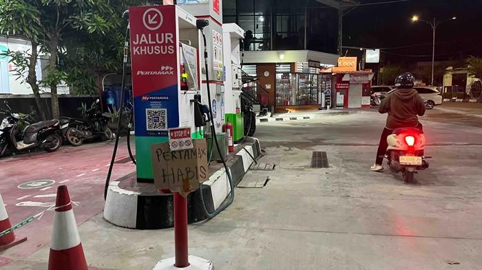 Pengendara meninggalkan sebuah SPBU di Banjarmasin