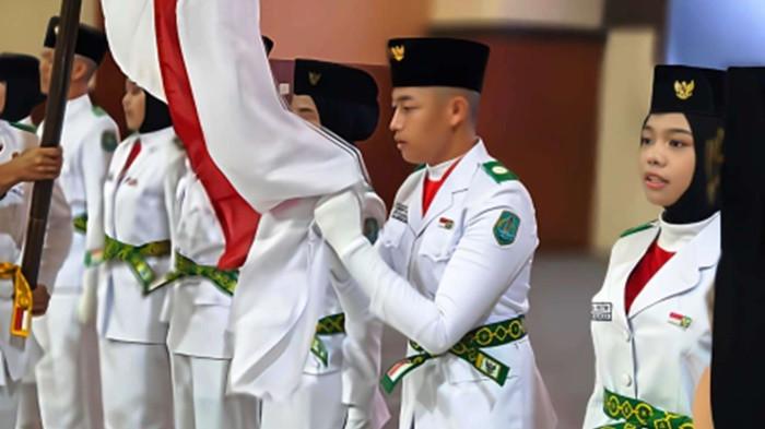 Tak Dihadiri Orangtua Saat Pengukuhan, Begini Momen Haru Saat Paskibraka HSU Ini Dapat Pelukan Wabup