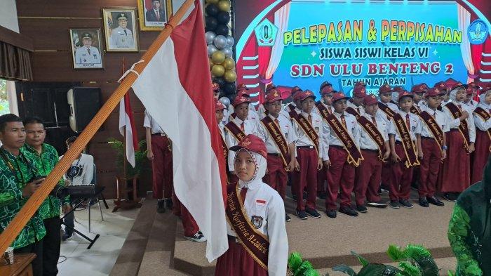 Cium Bendera Merah Putih, Siswa SDN Ulu Benteng 2 Batola Gelar Pengukuhan dan Perpisahan