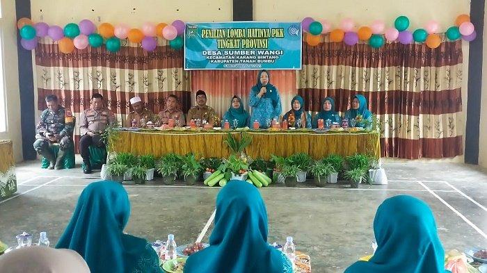 Penilaian Hatinya PKK Tingkat Kalsel, Ketua TP PKK Tanbu Kenalkan Desa Sumber Wangi ke Tim Penilai