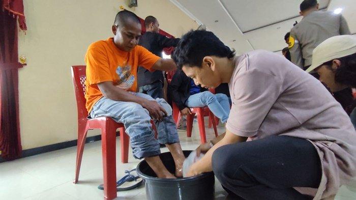 Ditangkap Karena Jual Minuman Berakohol, 10 Penjual Miras di Tapin Kalsel Basuh Kaki Orangtua