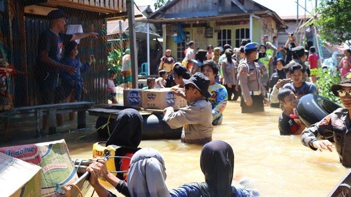 Gunakan Perahu, Polres Tabalong Kalsel Salurkan Bantuan ke Warga Terdampak Banjir