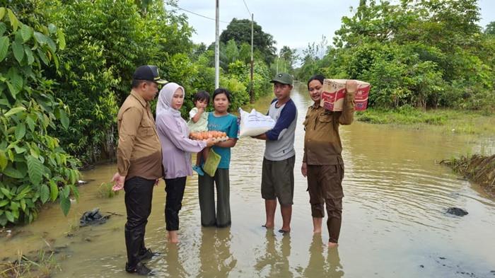 Meski Air Turun, Jalan Pemukiman di Dukuh Rejo Tanahbumbu Terendam hingga Seleher Orang Dewasa