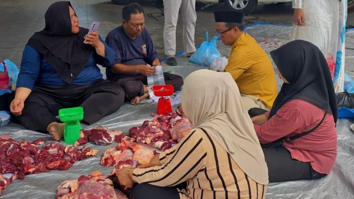 Penyembelihan hewan kurban Iduladha 1447 Hijriah di halaman Gedung DPRD 01