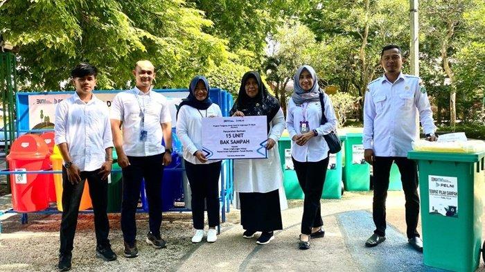 Dukung Pengelolaan Persampahan, PT Pelni Cabang Kotabaru-Batulicin Berikan Bantuan Alat Kebersihan