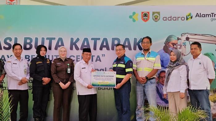 Penyerahan bantuan operasi katarak dari PT Adaro Indonesia, 3