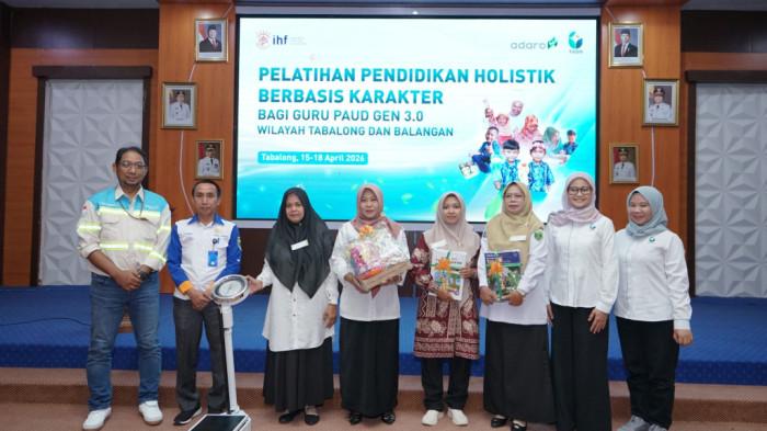 -Penyerahan bantuan secara simbolis kepada guru PAUD2