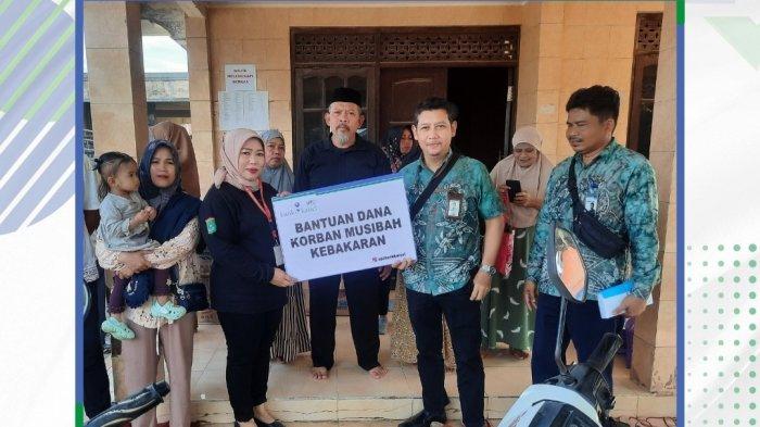 UPZ Bank Kalsel Memberikan Bantuan Dana kepada Korban Musibah Kebakaran di Tanbu
