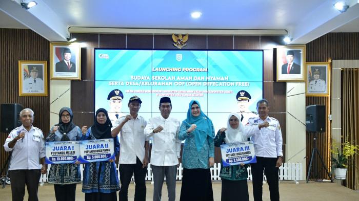 Penyerahan hadiah kepada para pemenang Lomba Posyandu
