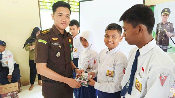 Perkaya Pengetahuan Hukum Terhadap Siswa, JMS Kejari Kotabaru Sasar SMPN 2 Kotabaru