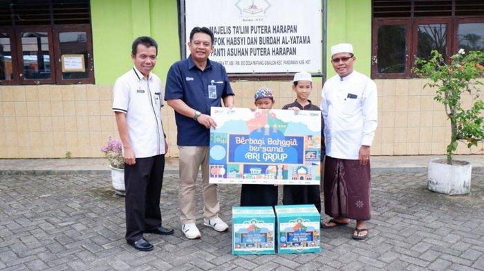 Berbagi Bersama BRI Group, BRI Branch Office Barabai Berikan Bantuan ke Panti Asuhan Putera Harapan - Penyerahan-paket-bantuan-sembako-kepada-Panti-Asuhan-Putera-Harapan-Barabai.jpg