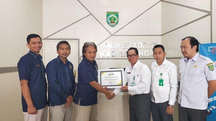 Inspektorat Balangan Terima Penghargaan KPP Pratama Tanjung, Selesaikan 100 Persen Pelaporan SPT