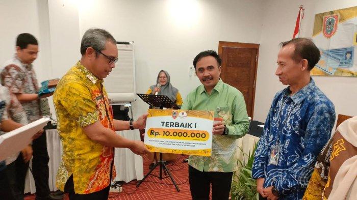 Disdukcapil Tanahbumbu Raih Predikat Kinerja Terbaik 1 di Disdukcapil Award 2023