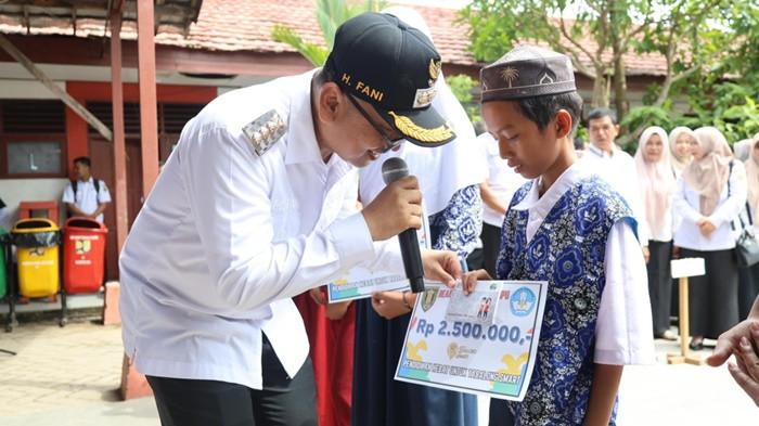 H Fani Serahkan Beasiswa Pelajar SD dan SMP, Giliran Penerima dari Empat Kecamatan Wilayah Selatan