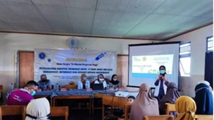 Tim FK ULM dan Kader Puskesmas Pemurus Dalam Beri Penyuluhan Peningkatan Vaksinasi Covid-19