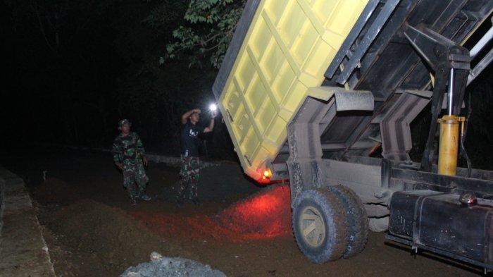 Perbaikan Jalan Desa Sungai Karias Terus Berjalan, Satgas TMMD Kodim 1001/HSU Bekerja Siang Malam
