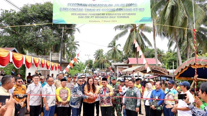 Resmikan Jalan Pasca Pengaspalan Dua Kecamatan di Kotabaru, Bupati: Kita Jaga dan Pelihara Bersama