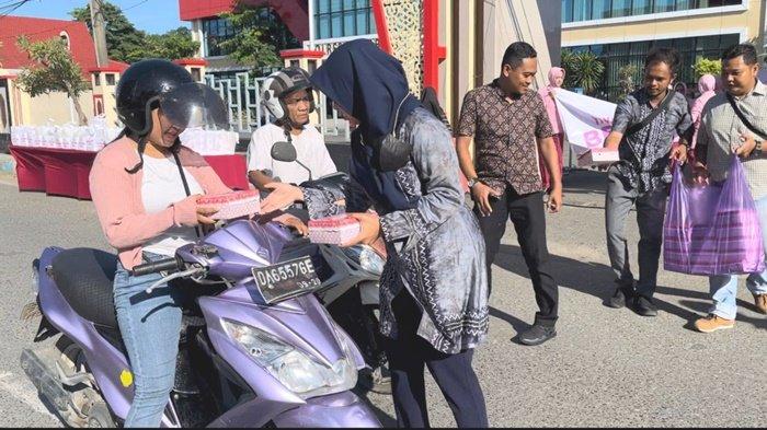Polres Kotabaru Berbagi Takjil Ramadhan, Sehari Bagikan Ratusan Bungkus