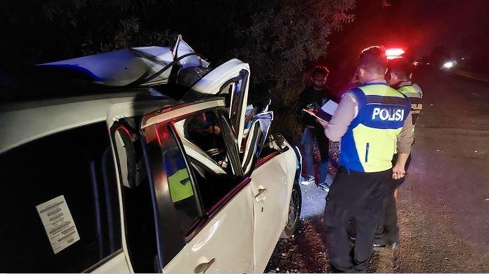 Minibus Tabrak Bak Truk di Jalan Lingkar Selatan Gambut, Polisi Periksa Saksi di TKP