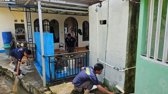 Satpol PP Balangan dan Relawan Bersihkan Tempat Ibadah, Lengkapi Inventaris Hingga Pengecatan