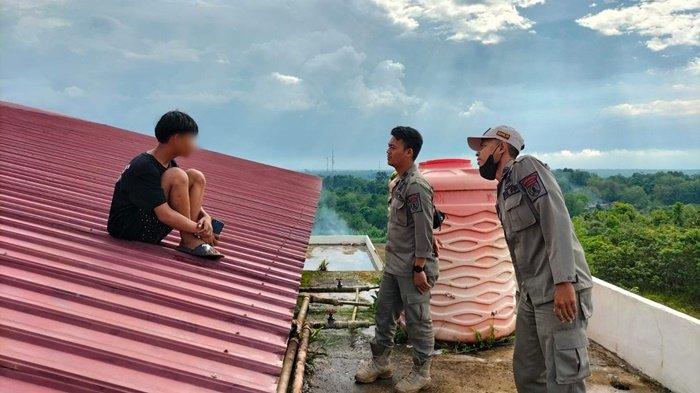 Gelar Penertiban di Taman Budaya Garuda Maharam, Satpol PP Balangan Temukan Bekas Botol Miras