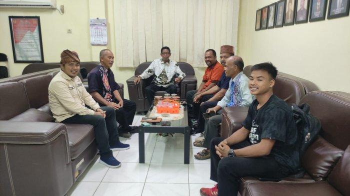 Masyarakat hingga Tokoh Adat di HST Serahkan Draf Raperda Hukum Adat ke DPRD