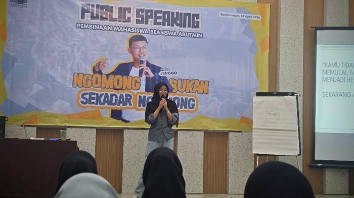 Peserta mempraktikkan langsung materi yang telah dipelajari dalam kegiatan Public Speaking.