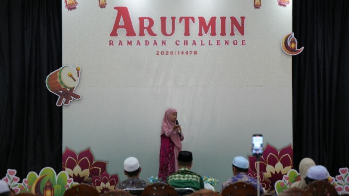 Peserta putri menampilkan kemampuan berdakwah dalam lomba Da’i pada ajang Arutmin Ramadhan