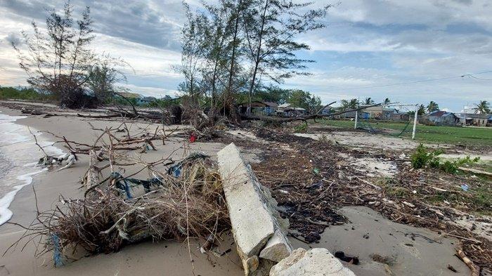 Tanggul Pengaman Sisa Secuil, Kini Terjangan Gelombang Kian Resahkan Warga Kampungbaru Muarakintap