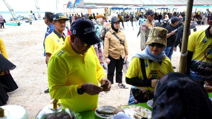Semarak Pesta Laut Pulau Manti Kotabaru, Beragam Acara Adat Ditampilkan