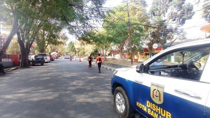Larangan Parkir Diberlakukan, Arus Lalu Lintas Lancar di Jalan Pangeran Suriansyah Banjarbaru