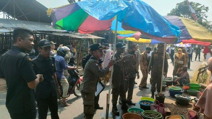 Jualan di Bahu Jalan, Pedagang Pasar Pagi di Jalan H Ali Amuntai HSU Ditertibkan Petugas Gabungan