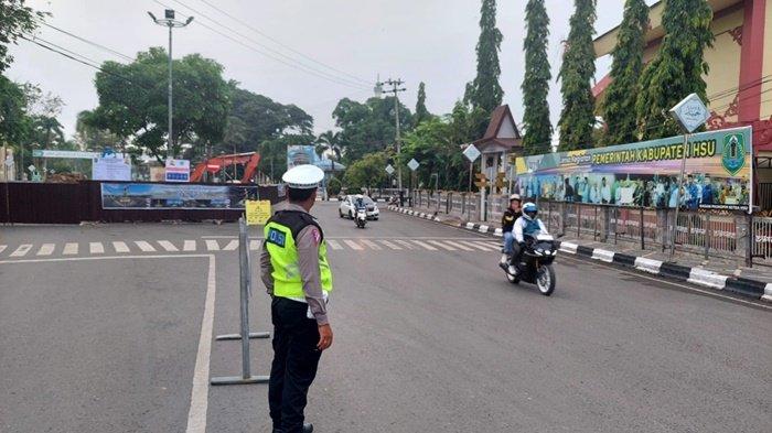 Bundaran Kota Amuntai Dibongkar, Polres HSU Lakukan Pengalihan Arus Lalu Lintas