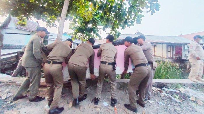 Dibantu Aparat Polri dan TNI, Satpol Balikpapan Tertibkan Pedagang Kaki Lima di Pasar Pandansari