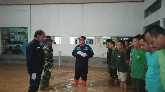 Razia Rutan Barabai HST di Tengah Banjir yang Merendam, Petugas Gabungan Temukan Ini