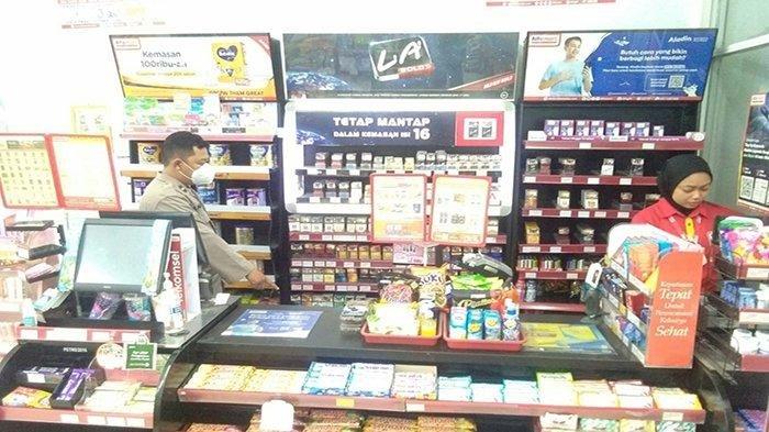 Pria Berhelm dan Berjaket Hitam Rampok Toko Alfamart di Kalbar, Gasak Uang Rp 8 Juta