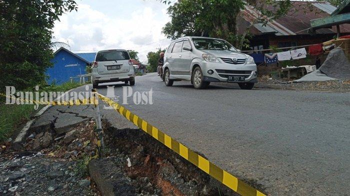 Jalan Longsor di Sungai Batang Kabupaten Banjar Akan Diperbaiki dengan Pembangunan Pile Slab