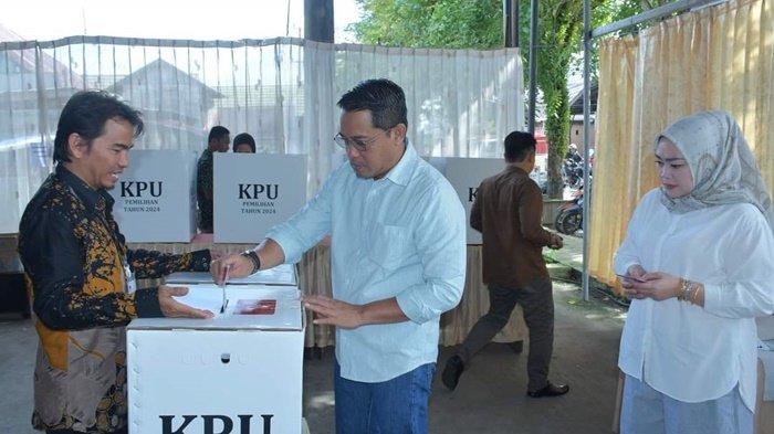 Usai Mencoblos di TPS 014 Kandangan, PJ Bupati Pantau Pemungutan Suara Bersama Forkopimda
